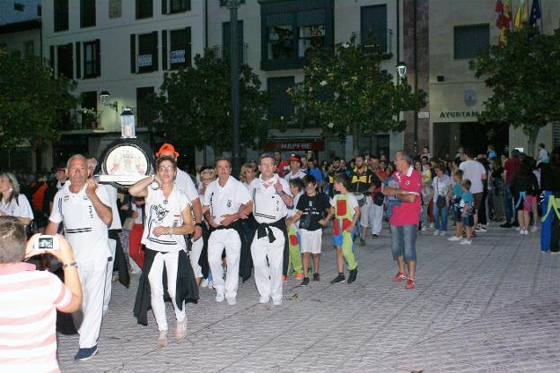 Arranque del entierro de la Venancia, con una larga fila de najerinos despidiendo las fiestas. :: f. d.