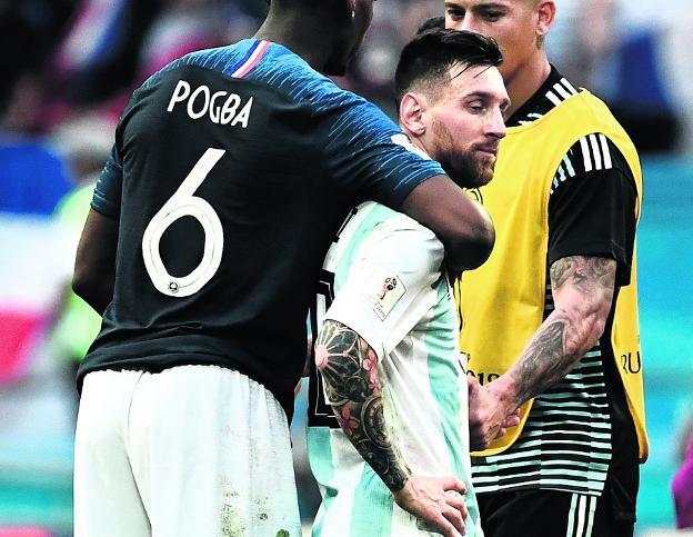 Pogba trata de consolar a Messi tras la eliminación de Argentina. :: afp