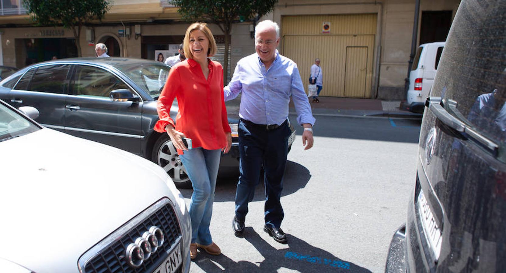 María Dolores de Cospedal se ha dado un paseo por Logroño para realizar su campaña personal para hacerse con las riendas del PP. Es el tercero de los aspirantes que se da una vuelta por Logroño y Soraya, su gran rival, no tardará en acercarse a la capital riojana. 