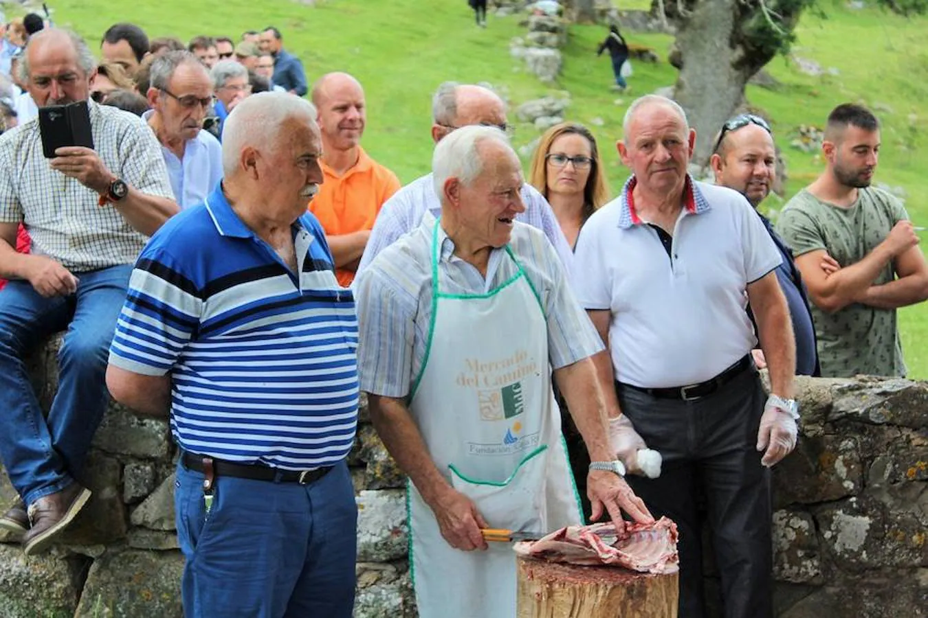 Más de dos mil personas han asistido hoy al reparto de la «Caridad grande» en la ermita de la Virgen de Lomos de Orio, en Villoslada de Cameros.