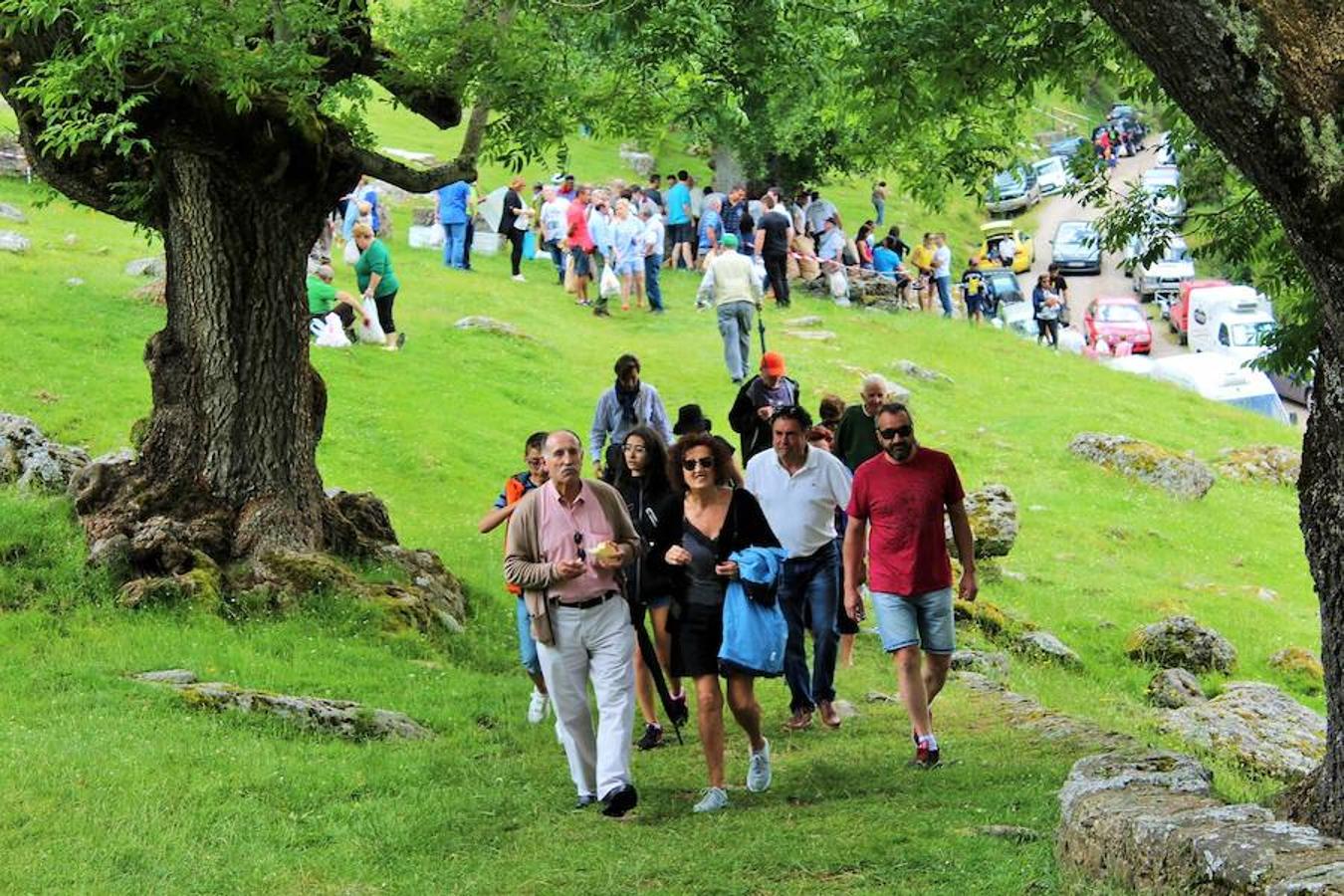 Más de dos mil personas han asistido hoy al reparto de la «Caridad grande» en la ermita de la Virgen de Lomos de Orio, en Villoslada de Cameros.