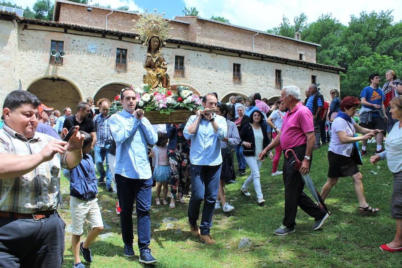 Más de dos mil personas han asistido hoy al reparto de la «Caridad grande» en la ermita de la Virgen de Lomos de Orio, en Villoslada de Cameros.