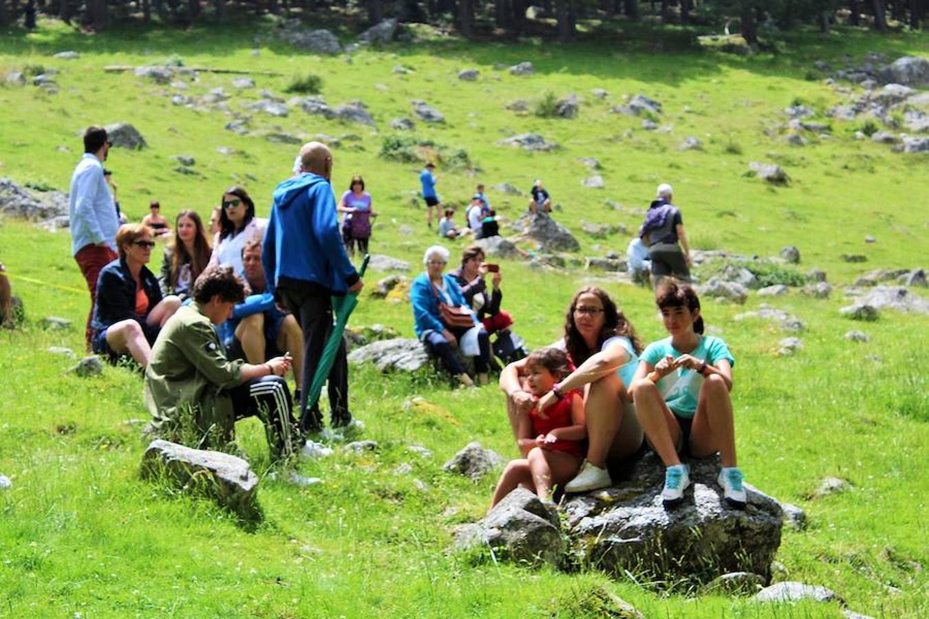 Más de dos mil personas han asistido hoy al reparto de la «Caridad grande» en la ermita de la Virgen de Lomos de Orio, en Villoslada de Cameros.