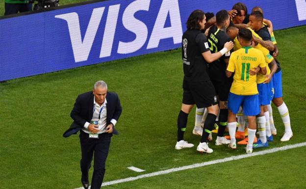 Los jugadores de Brasil celebran un gol. 