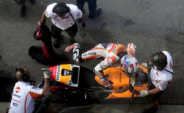 Dani Pedrosa se dispone a subir a su moto. 