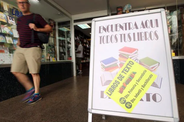 Imagen de archivo de un cartel anunciando descuentos en libros de texto en una librería de Logroño. :: justo rodríguez