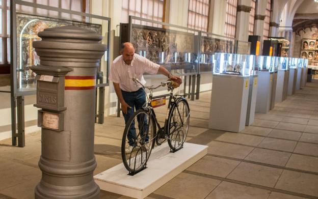 Columna-buzón y bicicleta, dos de los objetos de la muestra. :: albo