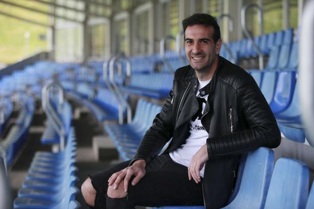 Toño Ramírez posa sonriente en las gradas de Anoeta, estadio que ha sido su casa durante muchos años. :: juantxo lusa
