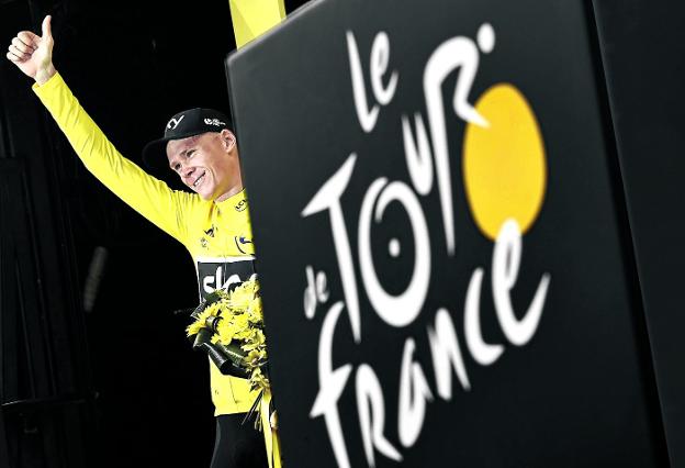 Chris Froome saluda vestido de amarillo desde el podio del pasado Tour de Francia. :: afp
