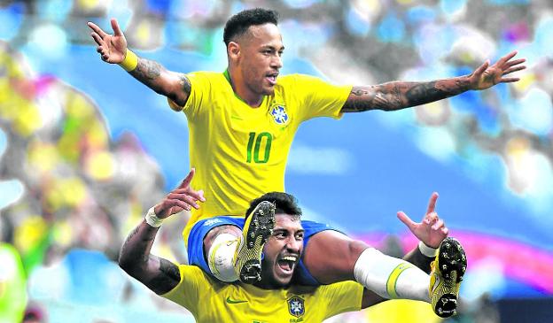 Paulinho sujeta sobre sus hombros a Neymar, el jugador clave ayer en el triunfo de Brasil. :: afp