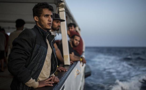 Migrantes a bordo de un barco de 'Open Arms'. 