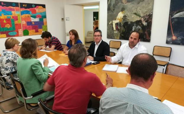 Reunión municipal a dos bandas entre CS y PP.