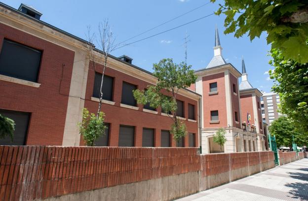 El colegio, ayer, con el vallado retirado de sus muros en República Argentina, aunque afecta a las cuatro calles que lo limitan. :: 