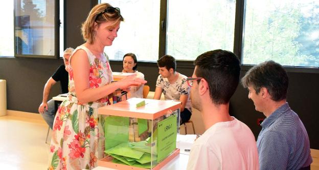 Votaciones ayer en la Universidad de La Rioja. :: m.h.