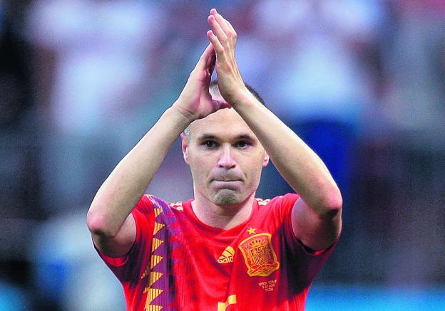 El adiós. Iniesta saluda tras caer España frente a Rusia el pasado domingo. 