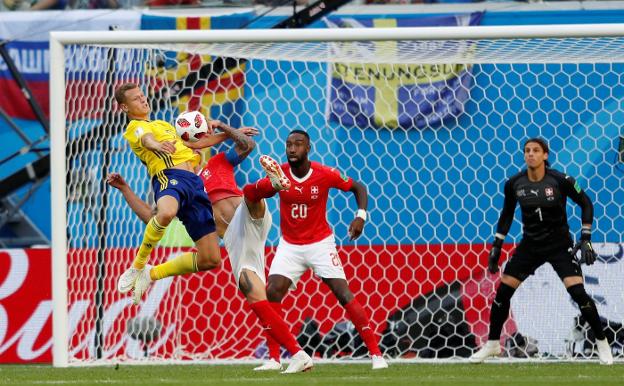 El sueco Claesson pelea por un balón ante un defensa de Suiza. :: EFE