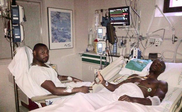 Eric Abidal, junto a su primo en el Hospital Clínic de Barcelona. 