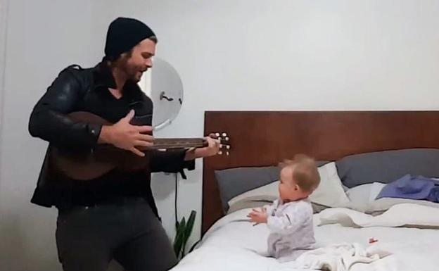 Un bebé baila al compás de su padre