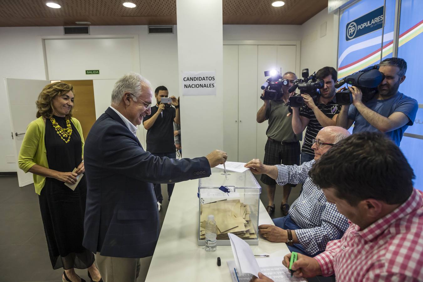 Los militantes riojanos han acudido a las urnas a votar a uno de los candidatos para asumir la presidencia nacional del Partido Popular 