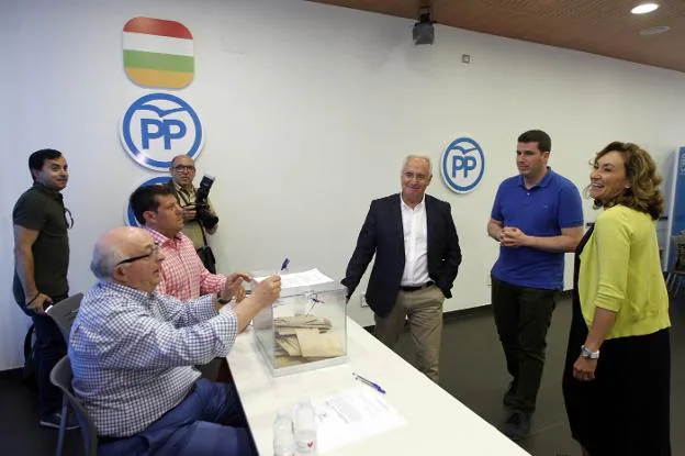 El presidente del partido, José Ignacio Ceniceros, ayer junto a Diego Bengoa y María Martín ejerciendo el voto en la sede del PP en Logroño. :: justo rodríguez