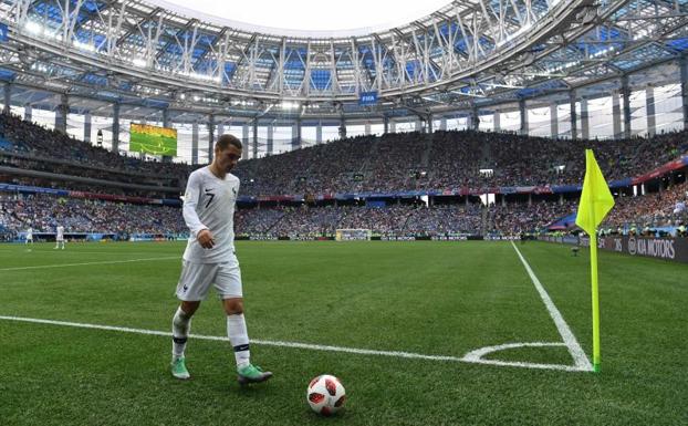 Griezmann se dirige a lanzar un córner. 