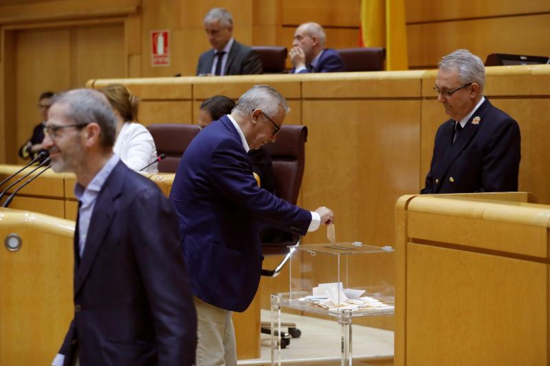 Javier Arenas, durante la segunda votación para elegir a los cuatro miembros del Consejo de RTVE 