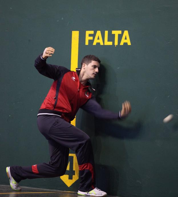 Álvaro Untoria prueba una pelota, en la elección de material para un partido del pasado torneo de Parejas. :: l.r.