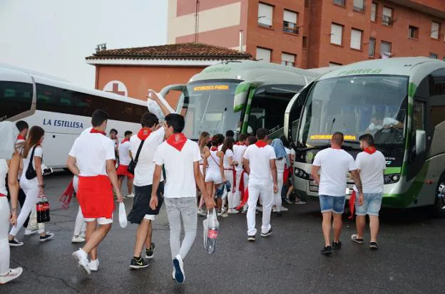 Jóvenes calagurritanos se disponen a viajar a Pamplona. :: i.a.

