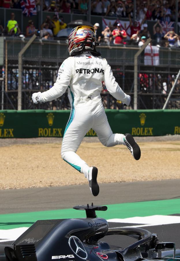 Lewis Hamilton celebra la 'pole' que logró ayer en el circuito de Silverstone. :: VALDRIN XHEMAJ / efe
