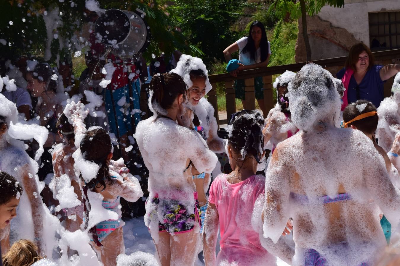 Fotos: Divertido domingo de fiestas en Entrena