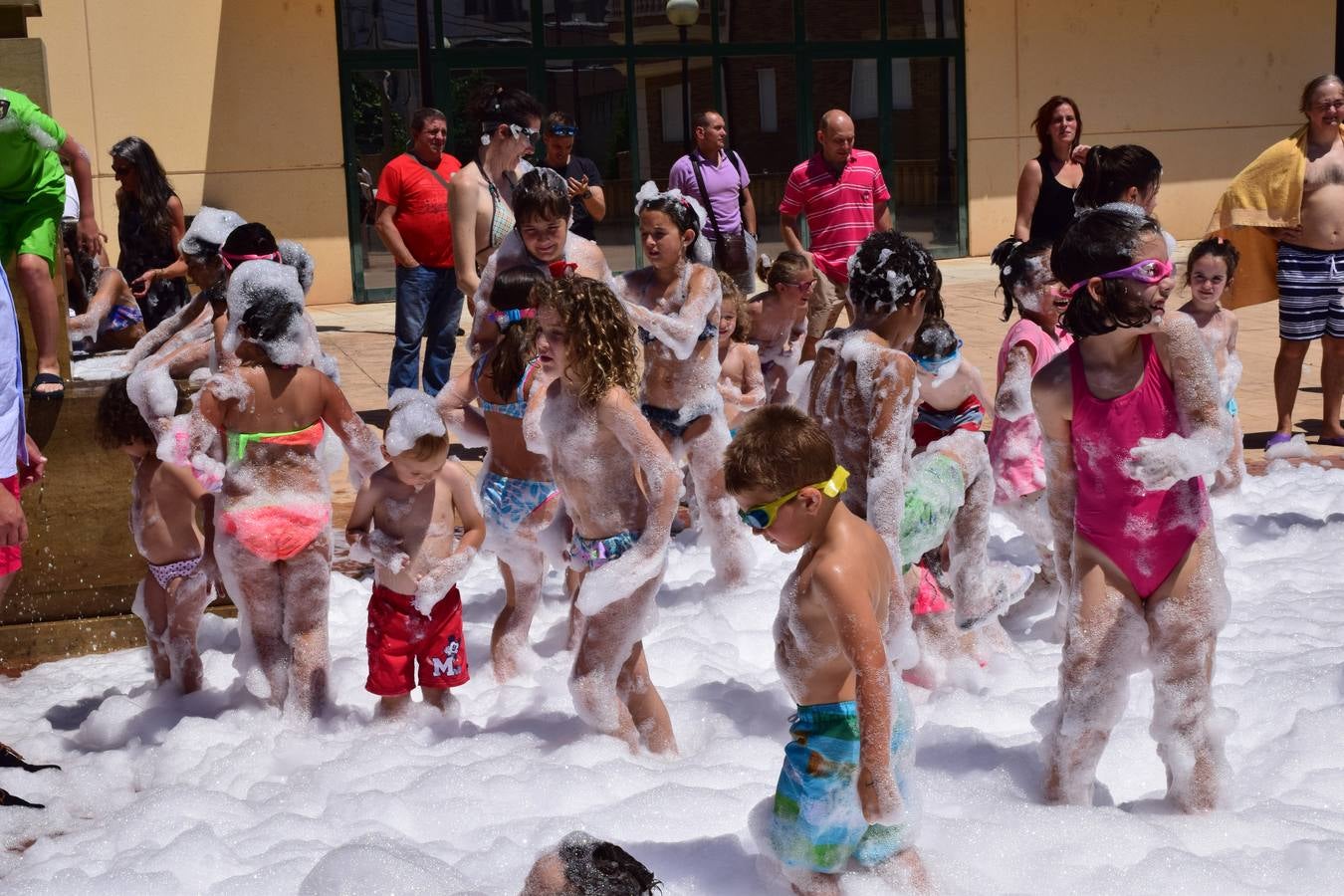 Fotos: Divertido domingo de fiestas en Entrena