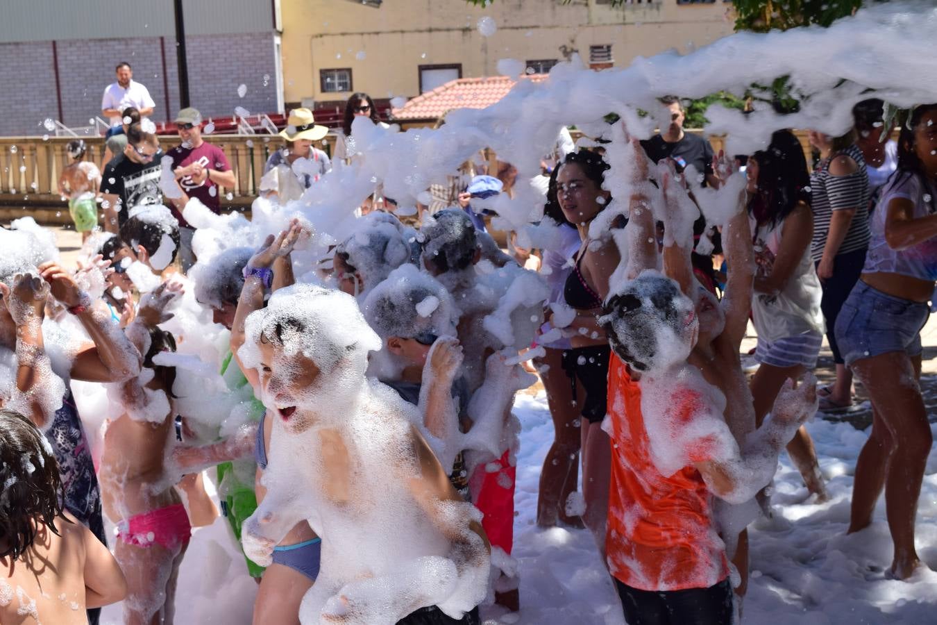 Fotos: Divertido domingo de fiestas en Entrena