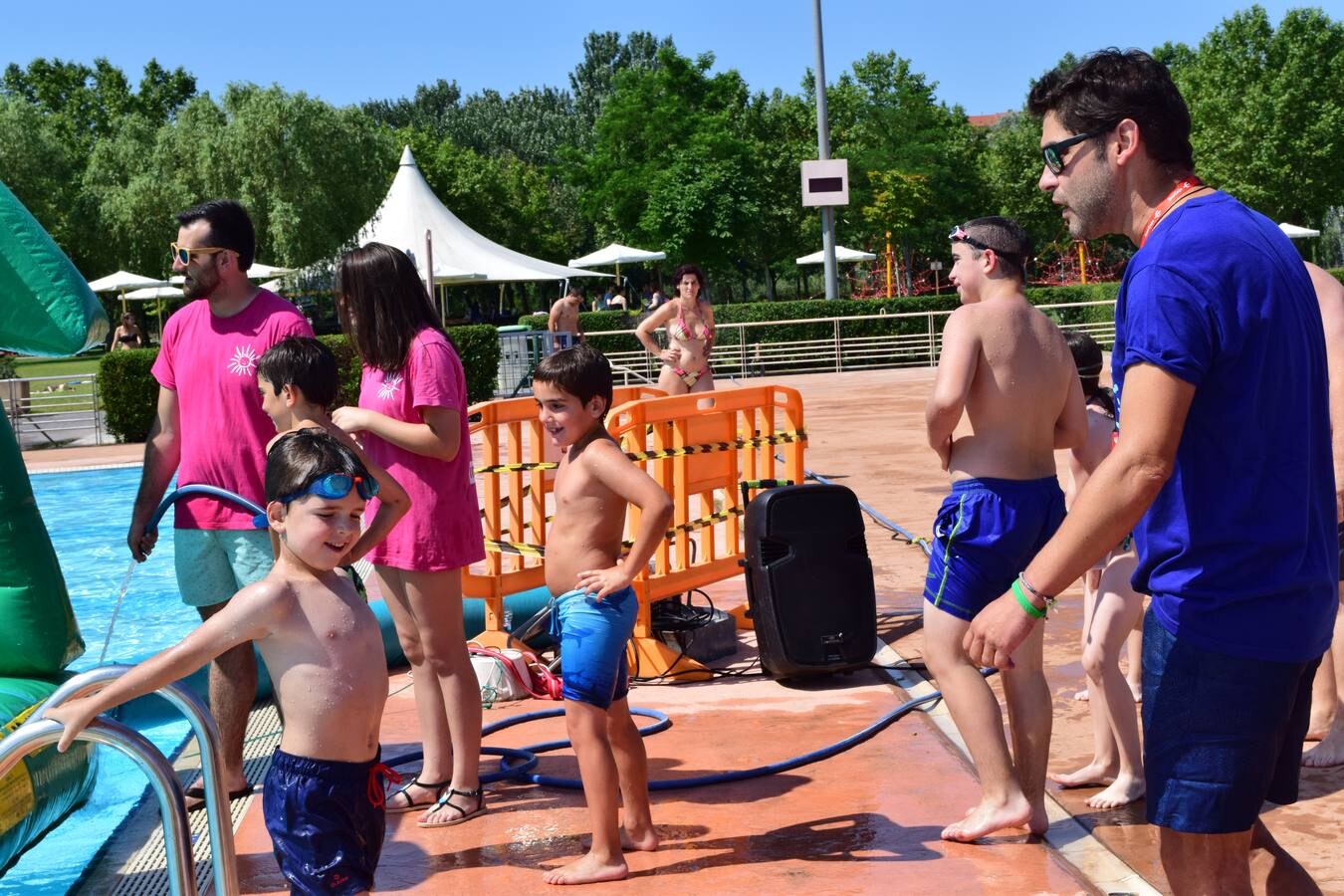 Fotos: Campaña &#039;Mójate por la Esclerosis Múltiple&#039; en las piscinas de Las Norias