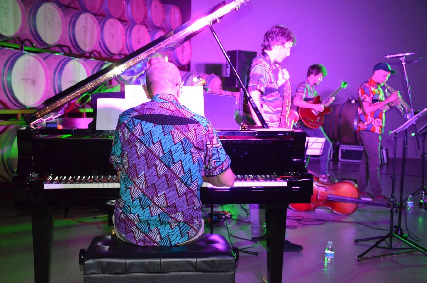 El festival Nicajazz de Alcanadre disfrutó ayer del concierto de Tommy Gaggiani Therion Proyect, en Bodegas Aradón