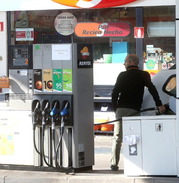 Un conductor reposta en una gasolinera logroñesa. 