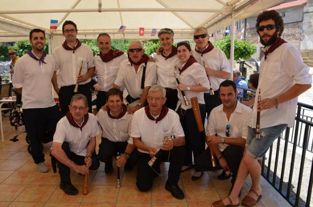 Los músicos de la Escuela de Dulzaina de La Rioja, en el vermú.:: i.á. 