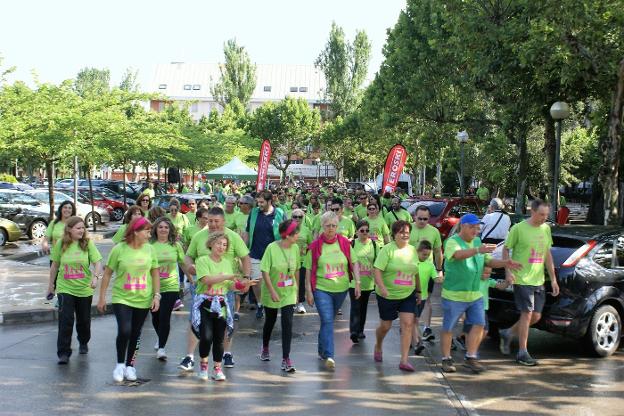 Salida de la marcha que transcurrió por las riberas del río Najerilla en su tramo urbano. :: F. D.