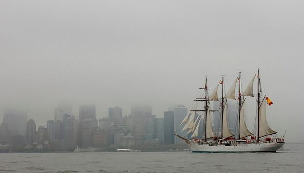 El buque de la Armada Juan Sebastián Elcano, en mayo de 2014, en Nueva York. :: javier casablanca