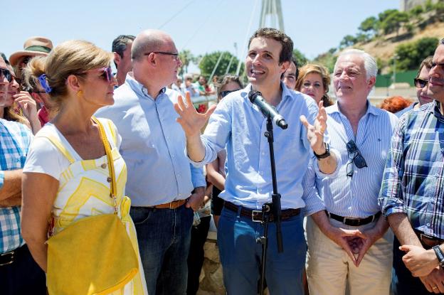 El candidato a presidir el PP, Pablo Casado, en un acto ayer en el paseo marítimo de Fuengirola. :: CARLOS DÍAZ / EFE