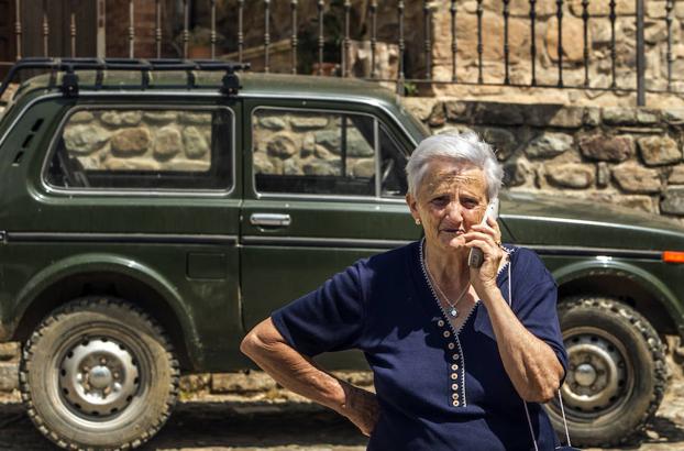 Mercedes Santos con su teléfono inalámbrico. 
