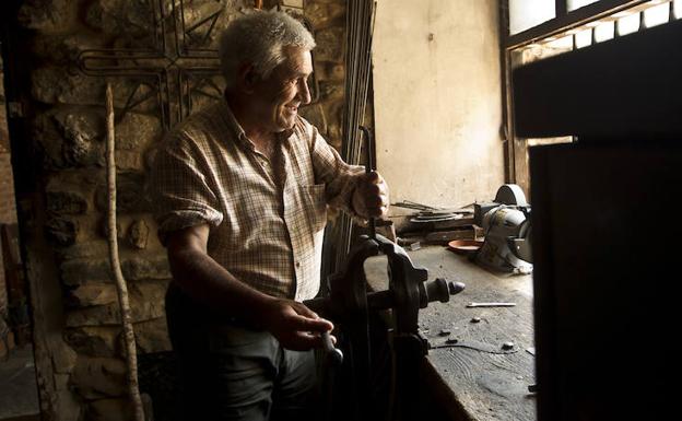 Félix Reinares Martínez, en su fragua en la que todavía hace cosas por encargo, como hebillas para vacas.