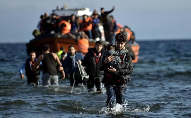 Refugiados sirios desembarcan en la isla de Lesbos en Grecia. 