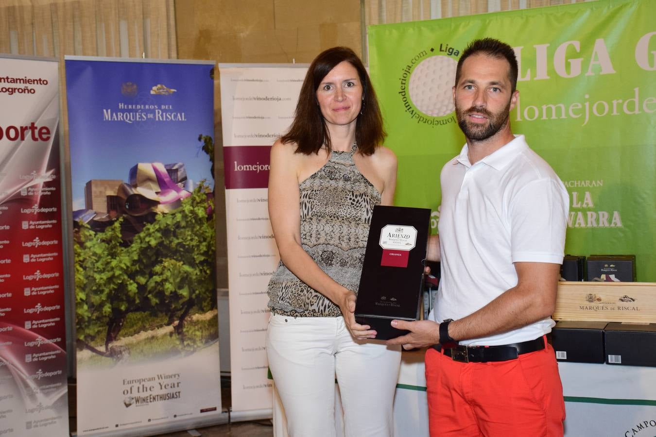 Los ganadores recibieron sus premios.