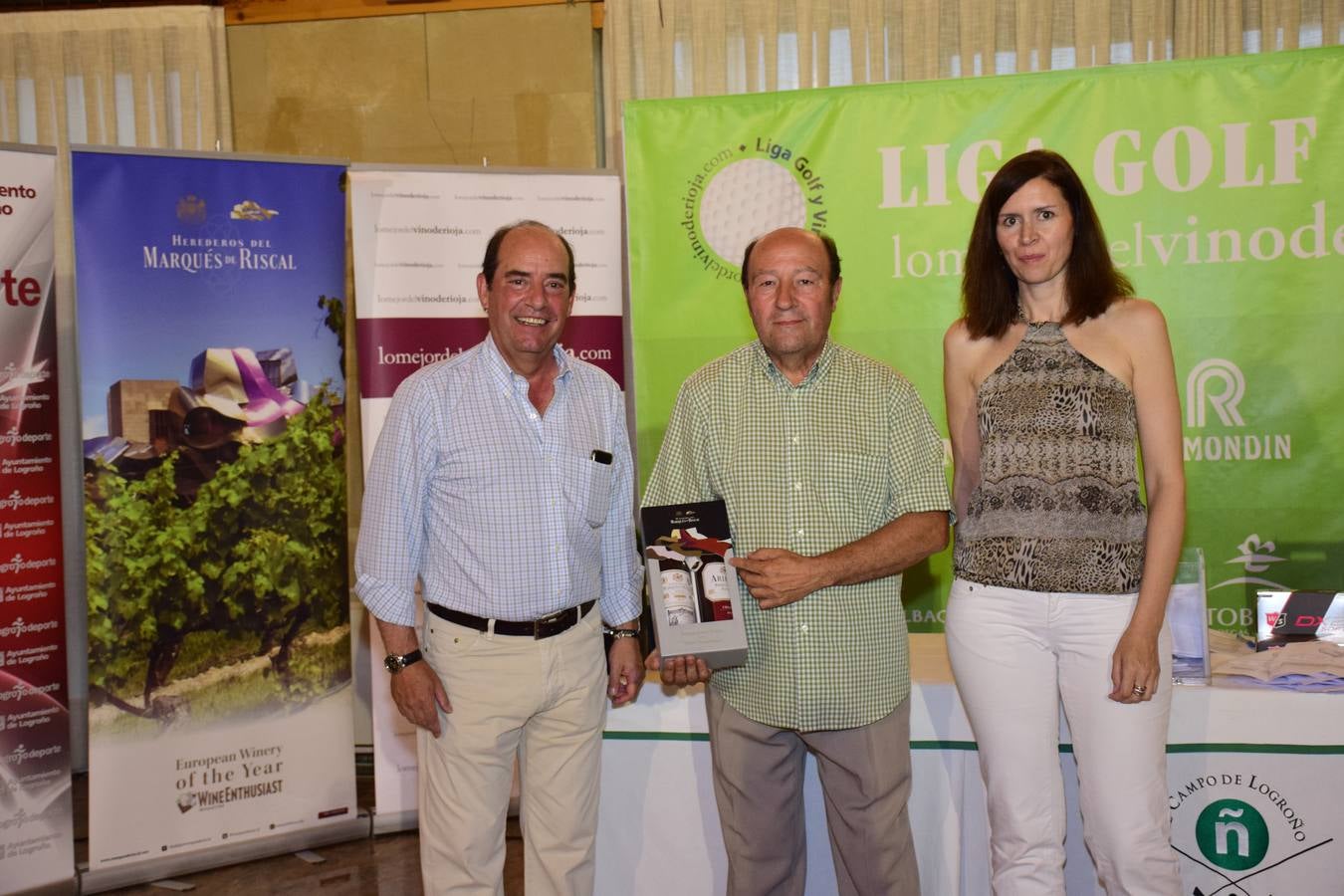 Los ganadores recibieron sus premios.