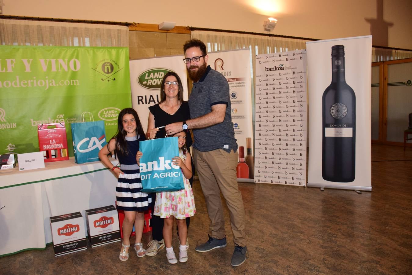 Los ganadores recibieron sus premios.