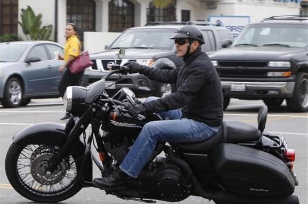 George Clooney, en moto.
