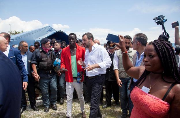 Salvini, en un campamento de inmigrantes en Reggio Calabria. :: Marco Costantino / efe