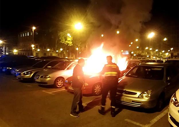 El vehículo estacionado en el aparcamiento de la calle Norte en el momento en que fue pasto de las llamas. :: la rioja