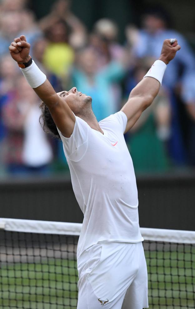 Rafa Nadal levanta los brazos al cielo tras ganar ayer. :: reuters