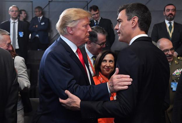 Donald Trump y Pedro Sánchez se saludan ayer durante la cumbre de la OTAN. ::  E. DUNAND / AFP